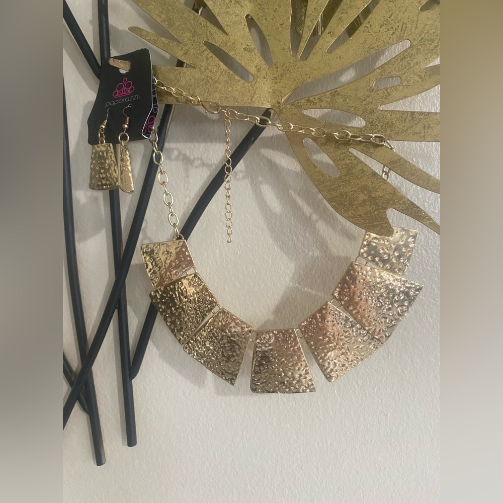 Paparazzi Hammered Gold Necklace Set